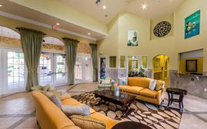 una amplia sala de estar con sofás y una mesa en Luxurious 5BR Watersong Resort Villa | Private South-Facing Pool and Spa, en Loughman