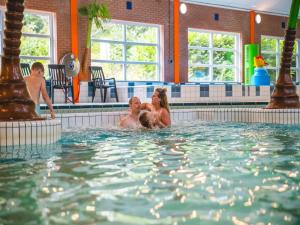 un grupo de personas en una piscina en Holiday Home in Netherlands near Scenic Parks, en Andijk