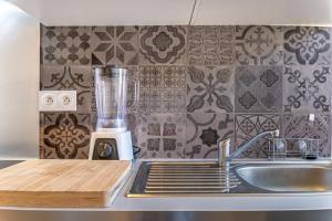 a kitchen with a blender on top of a sink at Le Pop-up, Spacieux-Hyper centre-Lumineux in Limoges +7 photos