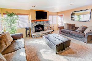 un salon avec un canapé et une cheminée dans l'établissement San Sierra #16 Hot Tub Sauna Near Skiing, à Mammoth Lakes