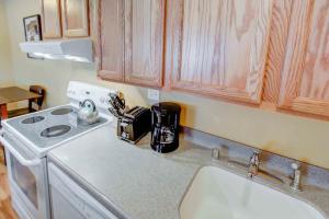 Il comprend une cuisine équipée d'une cuisinière et d'un évier. dans l'établissement San Sierra #16 Hot Tub Sauna Near Skiing, à Mammoth Lakes 10 autres photos