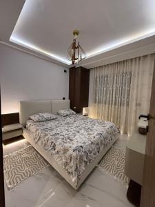 ラ・グレットにあるAppartement-Plage et airportのベッドルーム1室(大型ベッド1台、天井付)