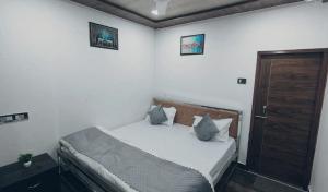 Katil atau katil-katil dalam bilik di Chitaav Voga Hotel