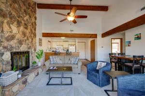 オーセージ・ビーチにあるPool and Lake Access Waterfront Osage Beach Retreatのソファと暖炉のあるリビングルーム