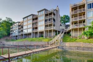 オーセージ・ビーチにあるPool and Lake Access Waterfront Osage Beach Retreatの水の隣のアパートビル