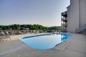 オーセージ・ビーチにあるPool and Lake Access Waterfront Osage Beach Retreatの建物の前の大きなプール