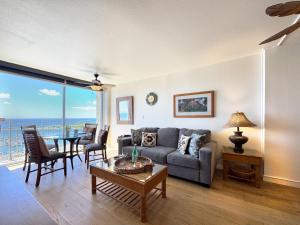 Χώρος καθιστικού στο Ilikai Marina 1BR Condo, Ocean View Haven