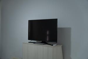 a flat screen tv sitting on top of a cabinet at México 1510 - Neuquén Centro in Neuquén