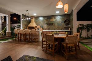 a kitchen with a table and chairs and a stove at Casa Grace Olón in Olón