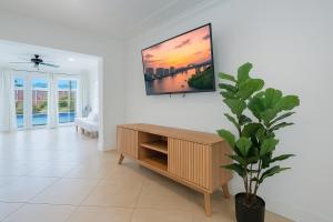 a living room with a table and a plant at Florida Paradyse 10MIN DOWNTOWN Y 10 MIN BEACH in Fort Myers