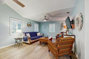 ein Wohnzimmer mit zwei Stühlen und einer Couch in der Unterkunft Serene home with enclosed yard, grill, games, & central AC - dog-friendly in St. Augustine