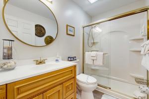 ein Badezimmer mit Toilette, Waschbecken und Spiegel in der Unterkunft Serene home with enclosed yard, grill, games, & central AC - dog-friendly in St. Augustine + 14 Fotos