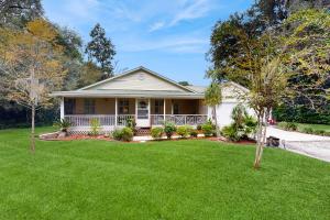 ein Haus mit einem grünen Rasen davor in der Unterkunft Serene home with enclosed yard, grill, games, & central AC - dog-friendly in St. Augustine