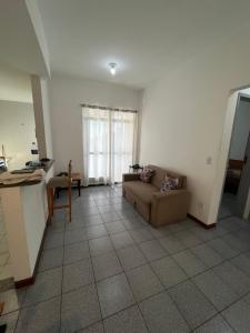 un salon avec un canapé et une table dans l'établissement Conforto e Comodidade Jardim de Alah, à Campos dos Goytacazes