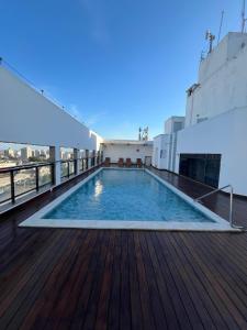 une piscine sur le toit d'un immeuble dans l'établissement Conforto e Comodidade Jardim de Alah, à Campos dos Goytacazes 9 autres photos