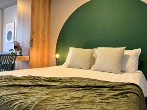 Ένα ή περισσότερα κρεβάτια σε δωμάτιο στο 104 Y 107 Estudio primer piso con escritorio