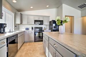 Kuchyň nebo kuchyňský kout v ubytování Family Friendly Playroom Garage