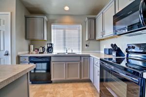 Kuchyň nebo kuchyňský kout v ubytování Family Friendly Playroom Garage + 28 fotografií