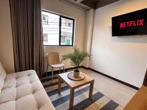 a living room with a couch and a table at Aparta estudios primer piso con escritorio in Medellín