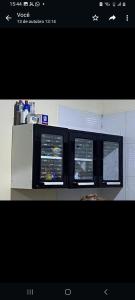 Chapéu ViradoにあるApartamento no Murubiraの部屋の2つの窓の写真