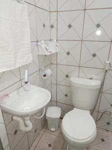 un bagno con un water e un lavandino di Micro Casas, Próximas ao Terminal Rodoviário, Mercado de São Brás - 1 Unidade disponível para COP 30 a Belém