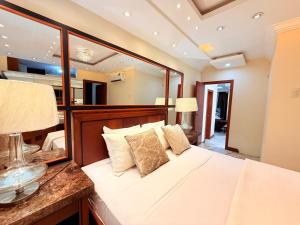 a bedroom with a bed and a table with a lamp at Machala departamento lujo cerca del hotel oro verde in Machala