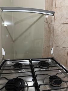 een kookplaat oven met een glazen deksel erover bij Departamento Estudio, 4 personas Depto 2 in Temuco