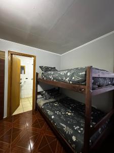 een kamer met twee stapelbedden en een badkamer bij Departamento Estudio, 4 personas Depto 2 in Temuco
