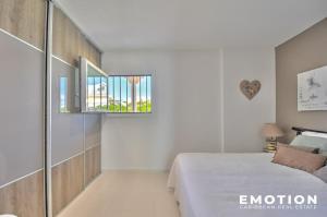Una cama o camas en una habitación de Casa Nino Charming 1-bd Apartment with Lagoon View