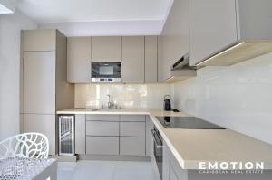 Una cocina con gabinetes blancos y un fregadero. en Casa Nino Charming 1-bd Apartment with Lagoon View, en Baie Nettle