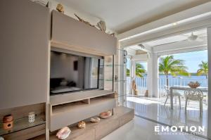 Una televisión o centro de entretenimiento en Casa Nino Charming 1-bd Apartment with Lagoon View