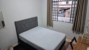 Postel nebo postele na pokoji v ubytování Quarto central em ótima localização