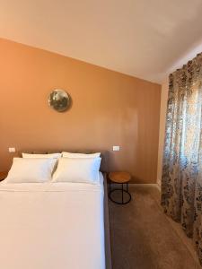 une chambre avec un grand lit avec des oreillers blancs dans l'établissement Hana Luxury Rooftop Milano Nord, à Cinisello Balsamo