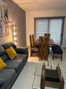 Гостиная зона в Casa Mujer Ceiba - Indoor Pool - We Invoice