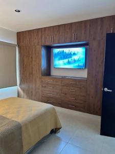 Телевизор и/или развлекательный центр в Casa Mujer Ceiba - Indoor Pool - We Invoice