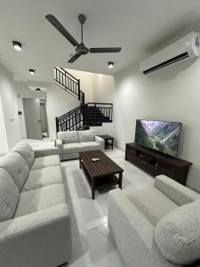 un salon avec des canapés et une télévision à écran plat dans l'établissement Moroj Al Zain - M49, à Salalah