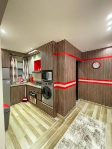 Η κουζίνα ή μικρή κουζίνα στο Luxury Apartment- Partial Nile View Cairo