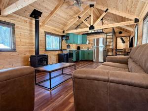 Ruang duduk di Pilot Peak Cabin