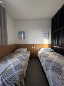 zwei Betten in einem Zimmer mit zwei Betten sidx sidx sidx in der Unterkunft Westfit Barreto 01 in Mossoró + 12 Fotos