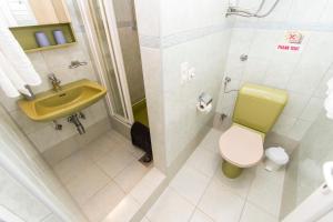 ein Badezimmer mit einem gelben WC und einem Waschbecken in der Unterkunft Apartments Emmeline in Tisno + 33 Fotos