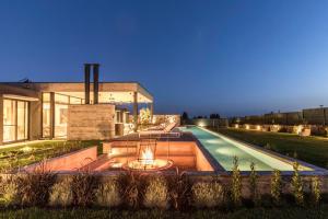 a house with a swimming pool and a fire pit at Casa Viña Guesthouse in Tupungato