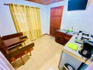 Nhà bếp/bếp nhỏ tại Nomads Family Rooms, Fortuna Town