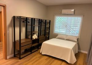 ベレンにあるApartment in Belém - Círio and COP30のベッドルーム(ベッド1台、本棚付)