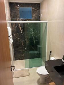 ベレンにあるApartment in Belém - Círio and COP30のガラス張りのシャワーとトイレ付きのバスルーム
