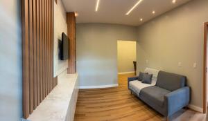 ベレンにあるApartment in Belém - Círio and COP30のソファとテレビのあるリビングルーム