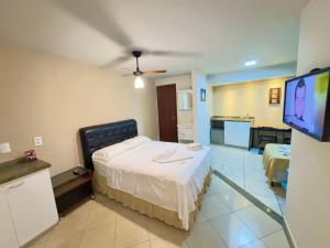 um quarto de hotel com uma cama e uma televisão em VA Apart Hotel Savassi em Divinópolis