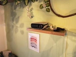 una radio sentada en un estante en una pared en Casa Colibri - Hostel, en Pueblo Bello
