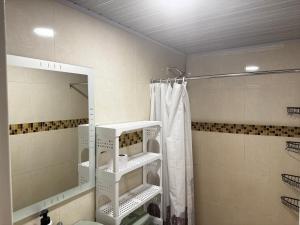 Un baño con ducha, lavabo y espejo. en Casa Colibri - Hostel, en Pueblo Bello