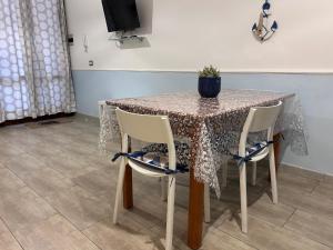 アーチ・カステッロにあるCasa Vacanza I LIMONI DI SICILIAのテーブル(椅子2脚、鉢植え付)