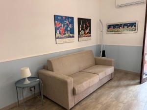 アーチ・カステッロにあるCasa Vacanza I LIMONI DI SICILIAのリビングルーム(ソファ付)